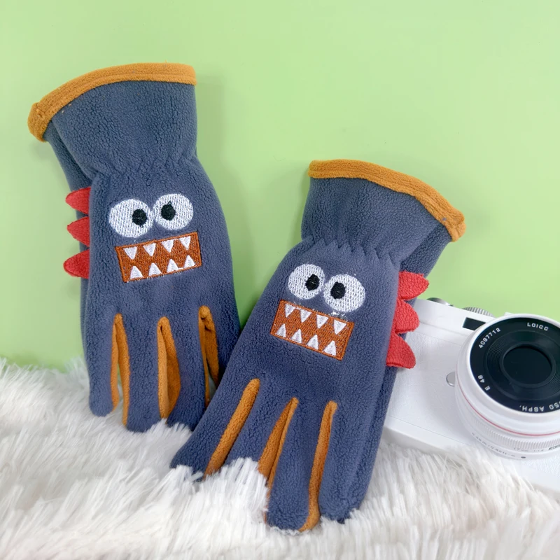 Children's warm gloves for boys, students and kids, suitable for winter cycling and outdoor activities. Fleece-lined and made of