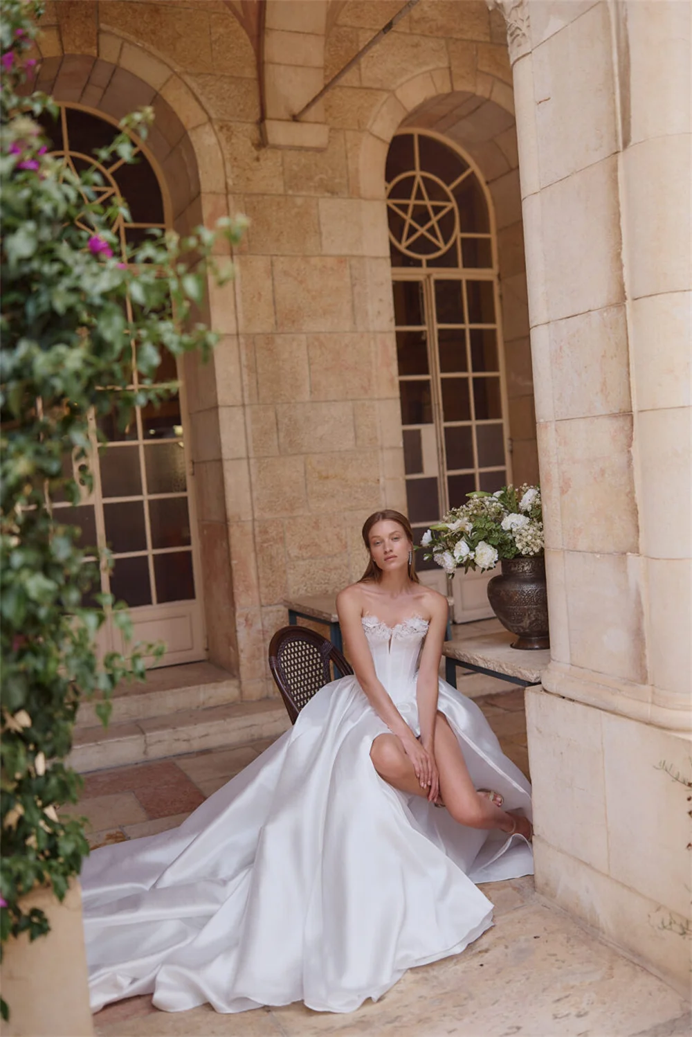 Tokyo Customized White Halter Neck Wedding Dresses Sleeveless Side High Split Backless Bridal Gown Elegant A-Line Wedding Gown