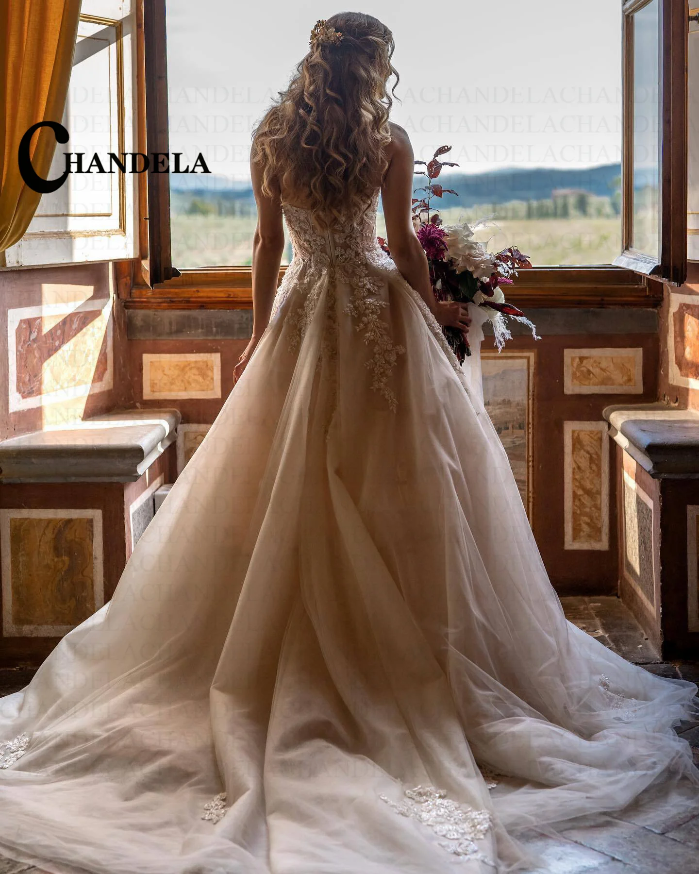 CHANDELA Breathtaking Strapless Wedding Dress Featuring Stunning Lace Appliques and Flowy Bridal Dress Vestidos Customised