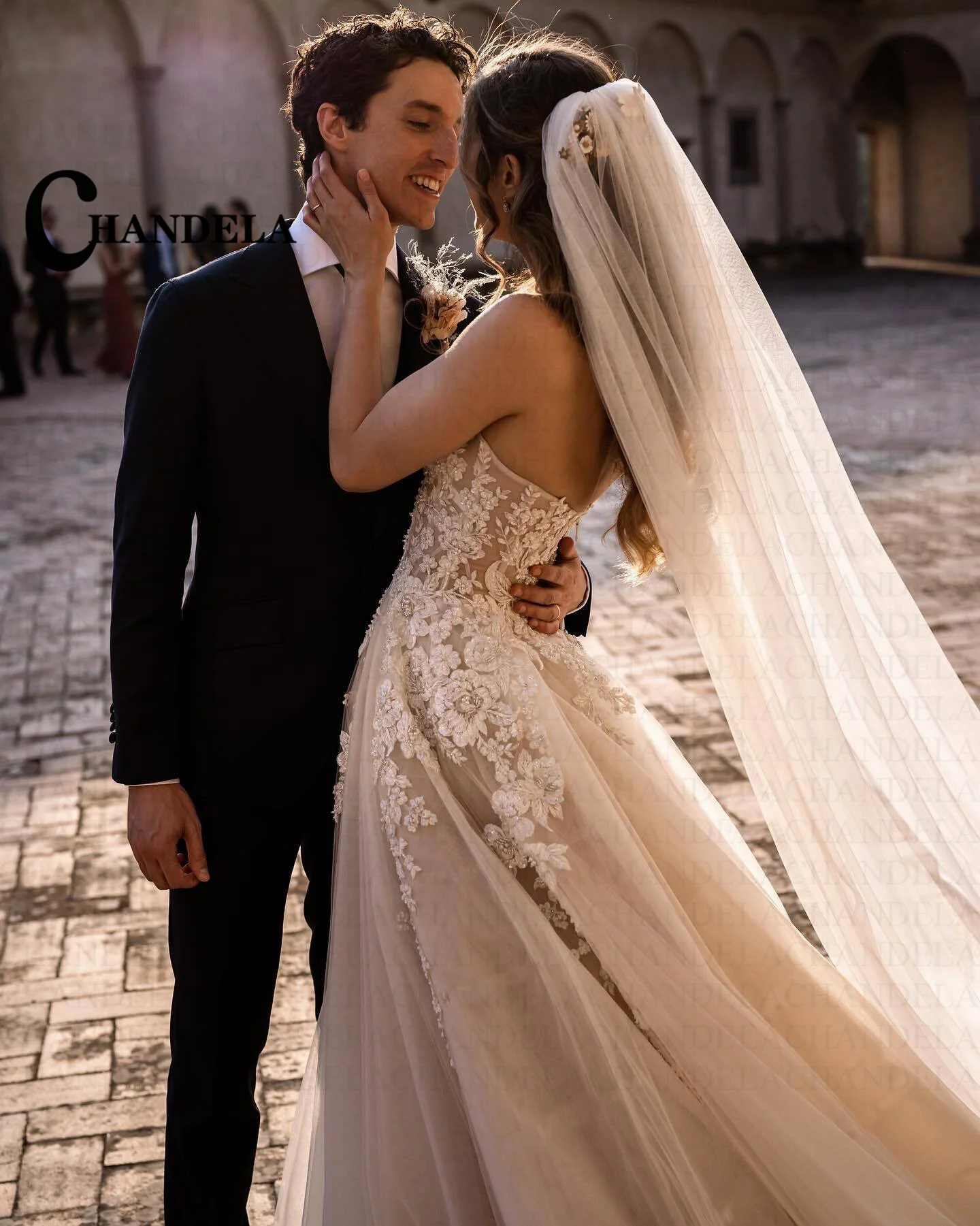CHANDELA Breathtaking Strapless Wedding Dress Featuring Stunning Lace Appliques and Flowy Bridal Dress Vestidos Customised