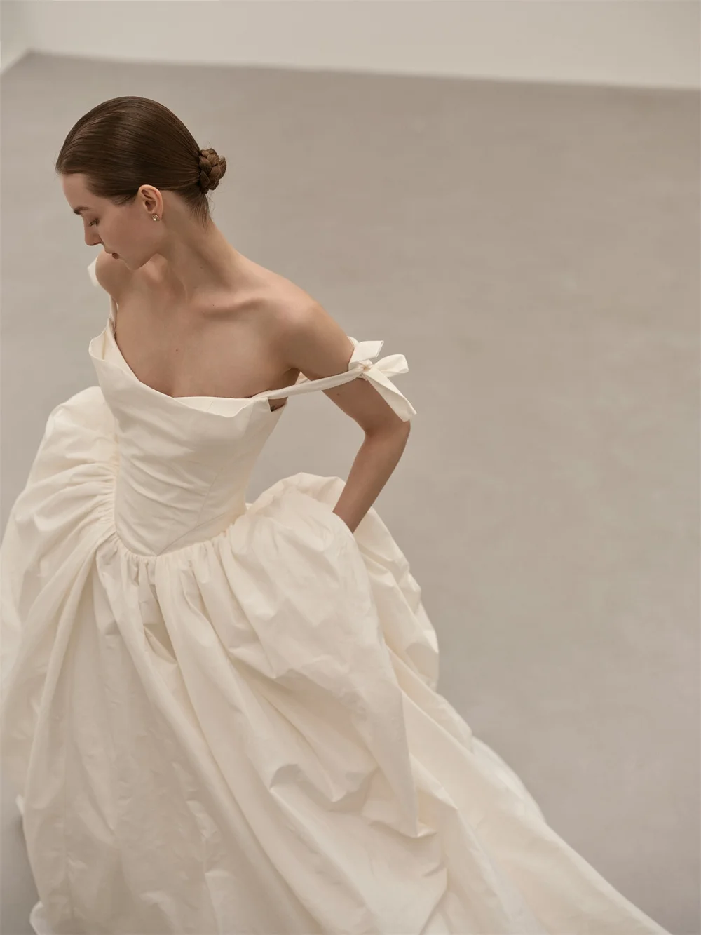 Kyoto Customized White Off Shoulder Satin Wedding Dress Sleeveless vestidos de noche Elegant A-Line Court Train robe de mariée
