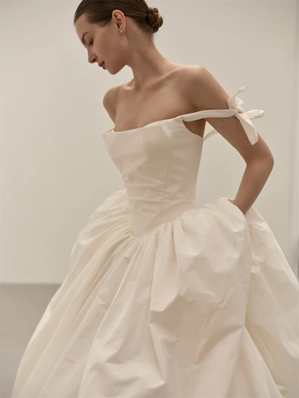 Kyoto Customized White Off Shoulder Satin Wedding Dress Sleeveless vestidos de noche Elegant A-Line Court Train robe de mariée