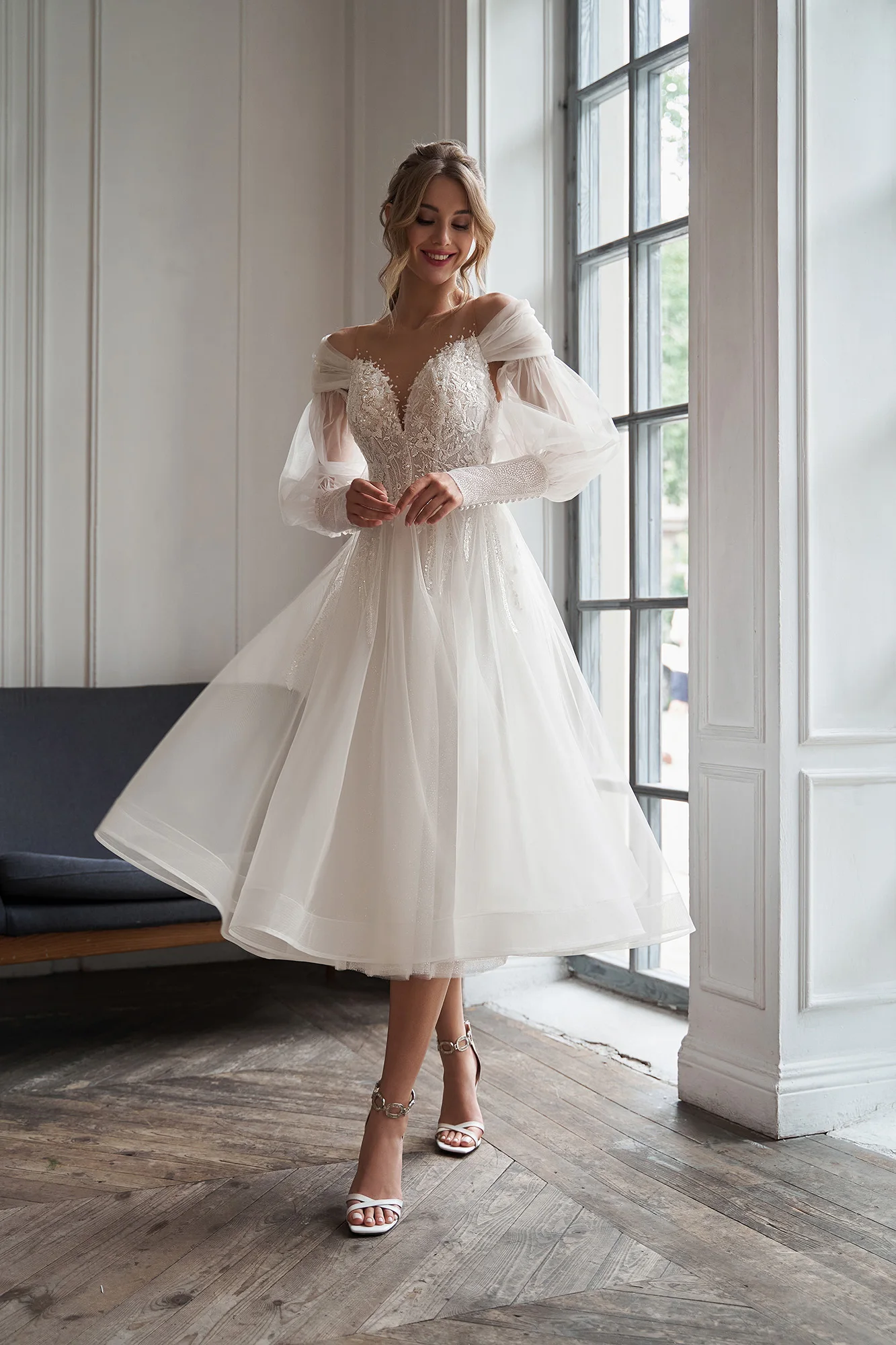 Sheer Illusio Off The Shoulder Lace Applique Tea Length Short Wedding Dresses With Detachable Puff Sleeves Button Back Robe De
