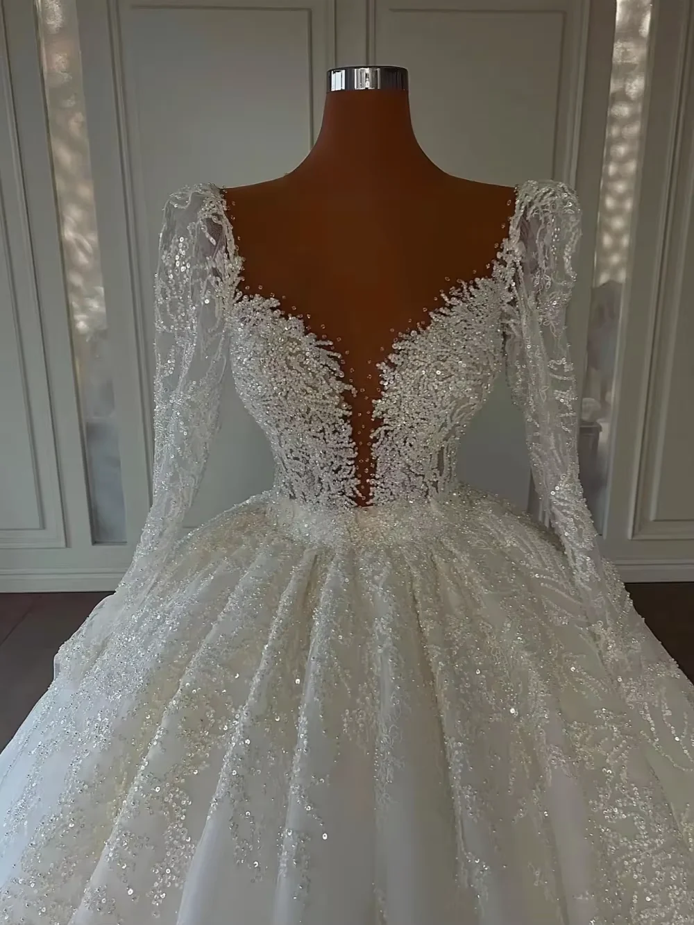 Customized Gorgeous Sexy Deep V-neck Bridal Dress Glitter Sequins Pearls Wedding Gown Appliques Long Bride Robe Vestido De Novia