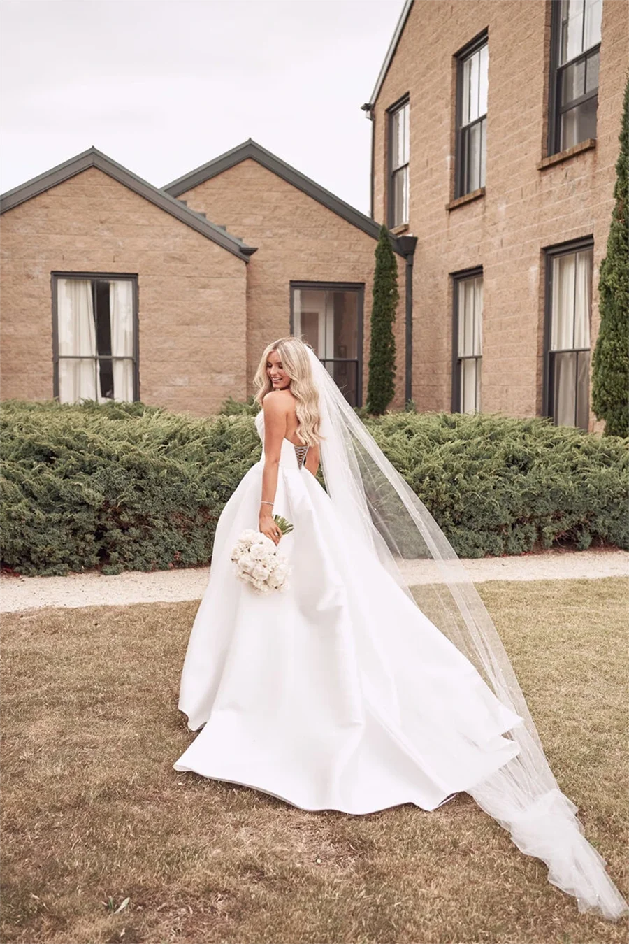 Popular Pleat Sweetheart A Line Wedding Dresses Side Slit Vestido De Noiva Satin Appliqued Women Bridal Dresses Factory Custom