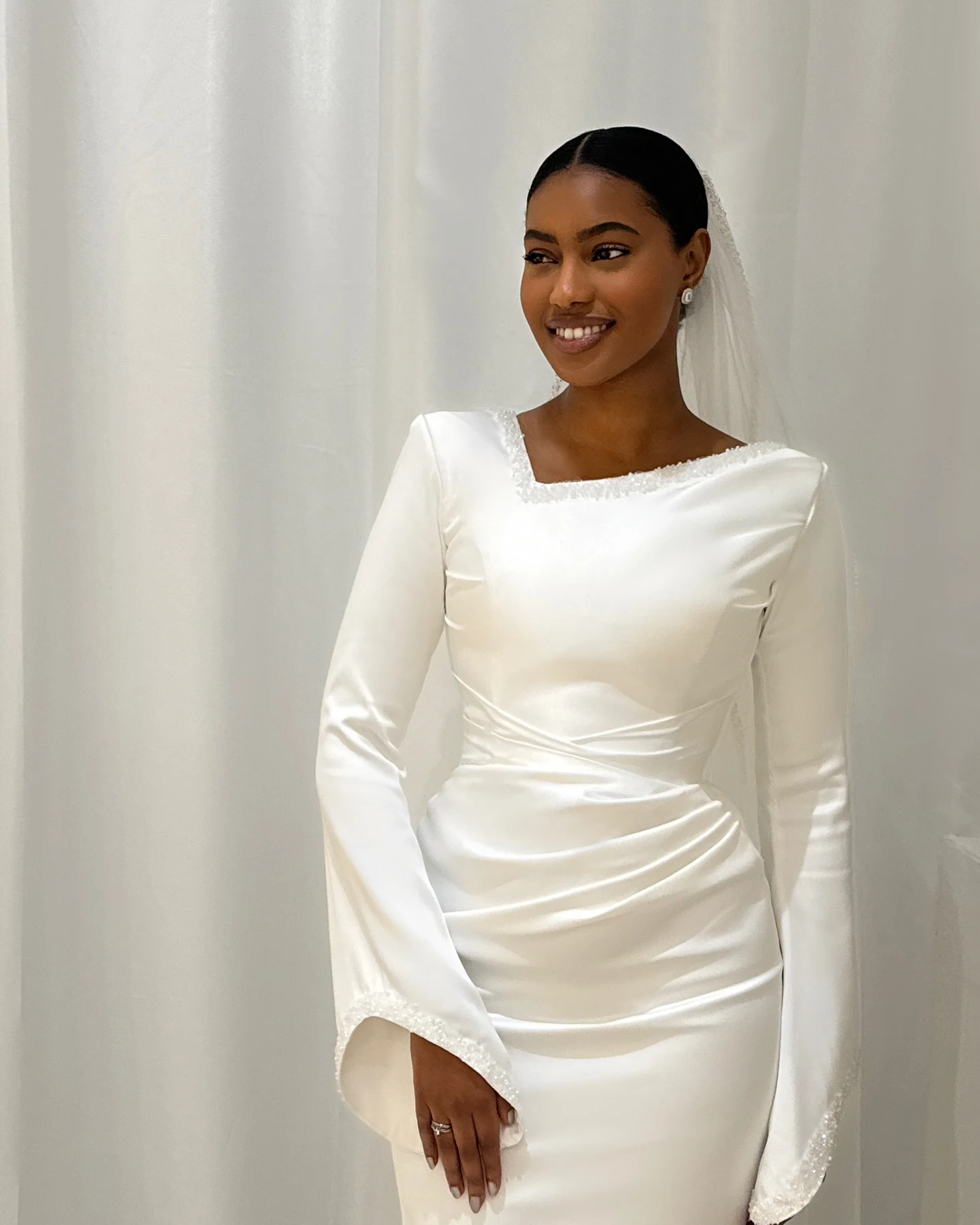 Popular Long Sleeves Unique Neckline Satin Mermaid Wedding Dresses With Detachable Train Custom Made 2025 Vestido De Noival