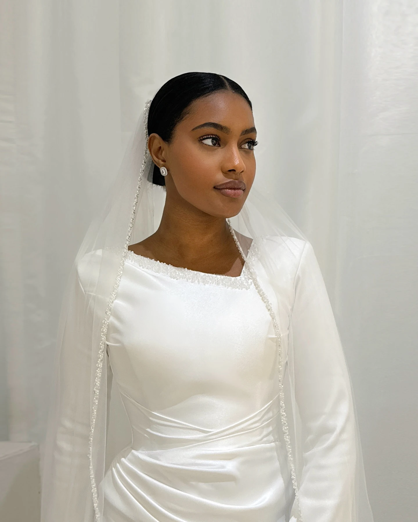 Popular Long Sleeves Unique Neckline Satin Mermaid Wedding Dresses With Detachable Train Custom Made 2025 Vestido De Noival