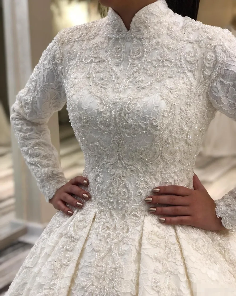 Customized Lace Bride Dress Beading Muslim Wedding Dress Long Vintage O -Neck Wedding Gown Long Train Mariage