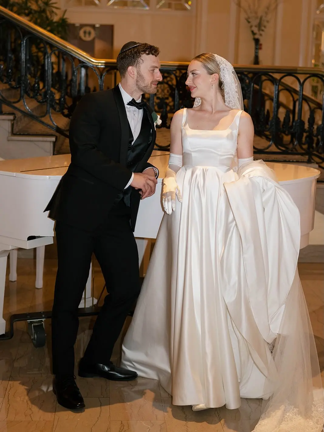 Customized Elegant Dubai Bridal Gown Sweetheart Mesh Sleeve Lace Wedding Dress 2026 Corset Bodice Vestidos De Novia