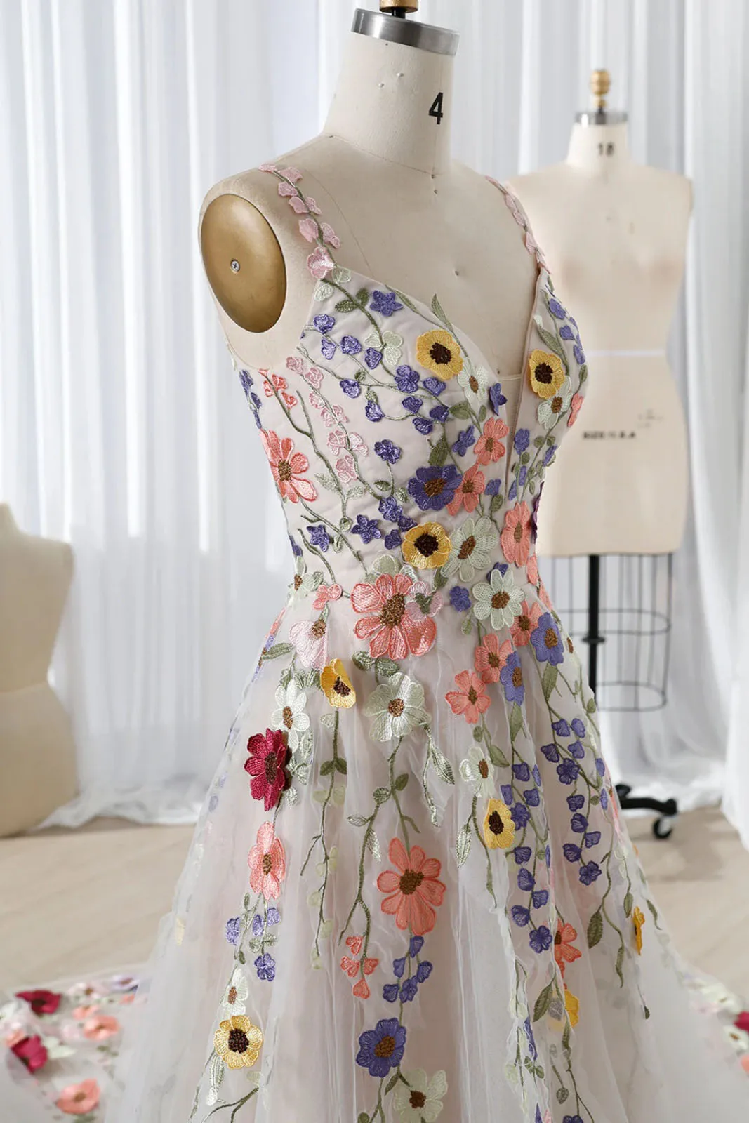 3D Flower Applique Wedding Dress Lace Embroidery Tulle Bridal Gown Strapless Puffy Prom Dress A Line Beach Bridal Gowns