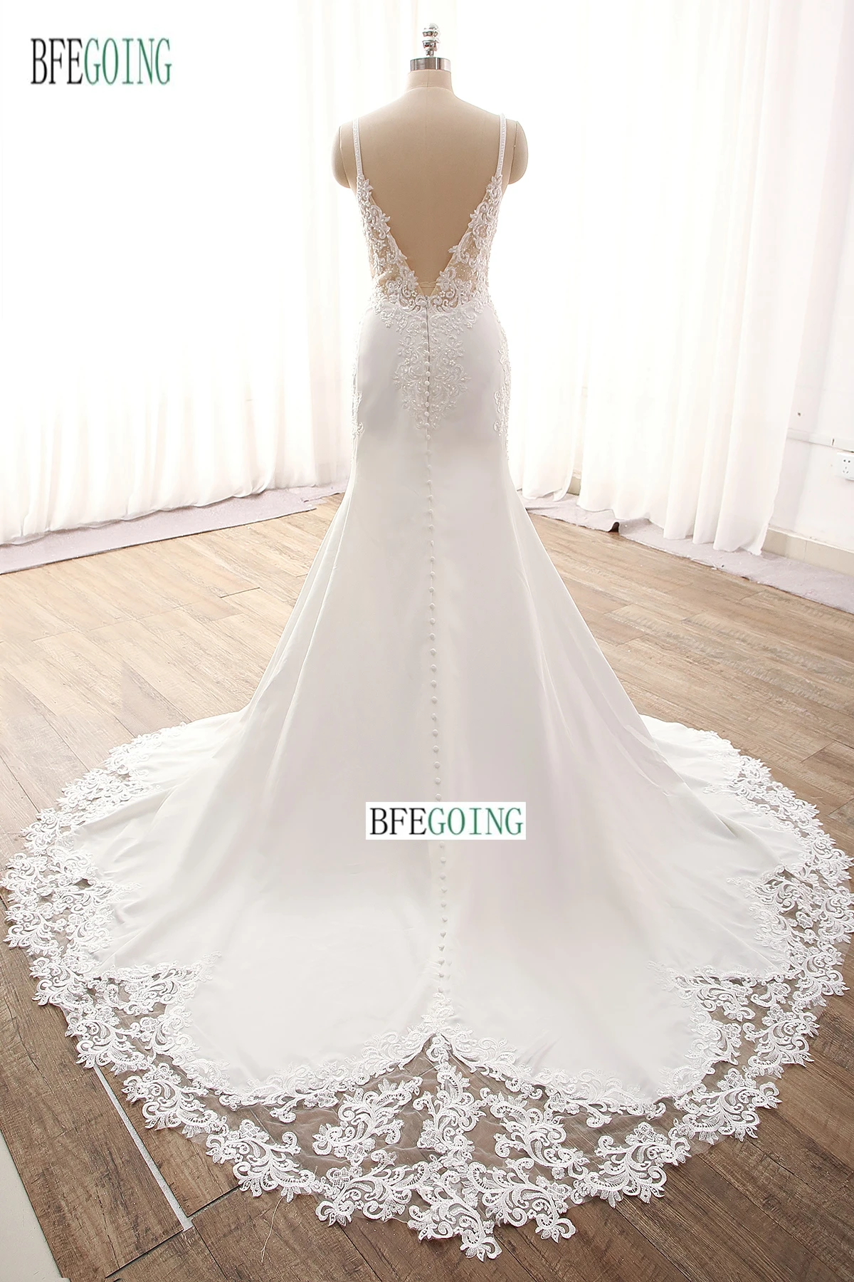Luxurious Lace Appliques Beading Mermaid /Trumpet Wedding Dresses Chapel Train Custom Made Floor-Length V-Neck Spaghetti Straps