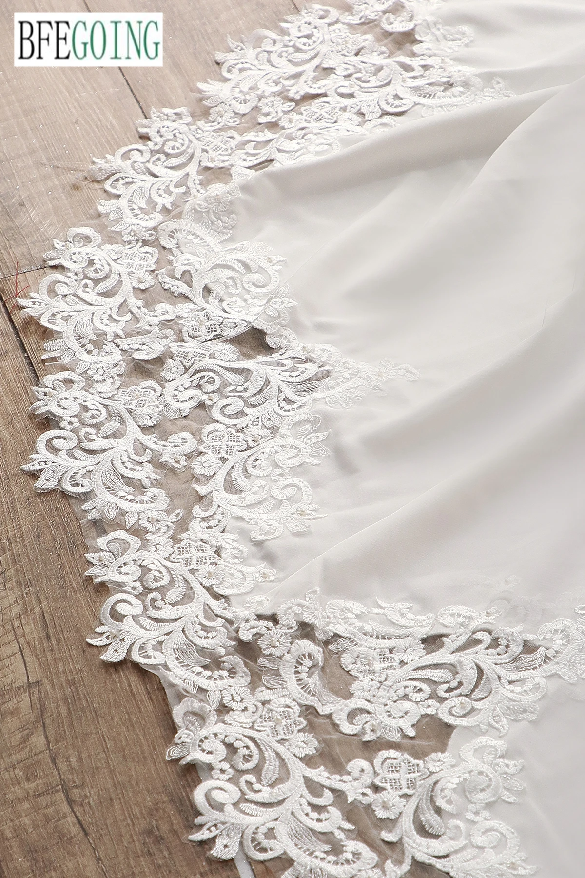 Luxurious Lace Appliques Beading Mermaid /Trumpet Wedding Dresses Chapel Train Custom Made Floor-Length V-Neck Spaghetti Straps