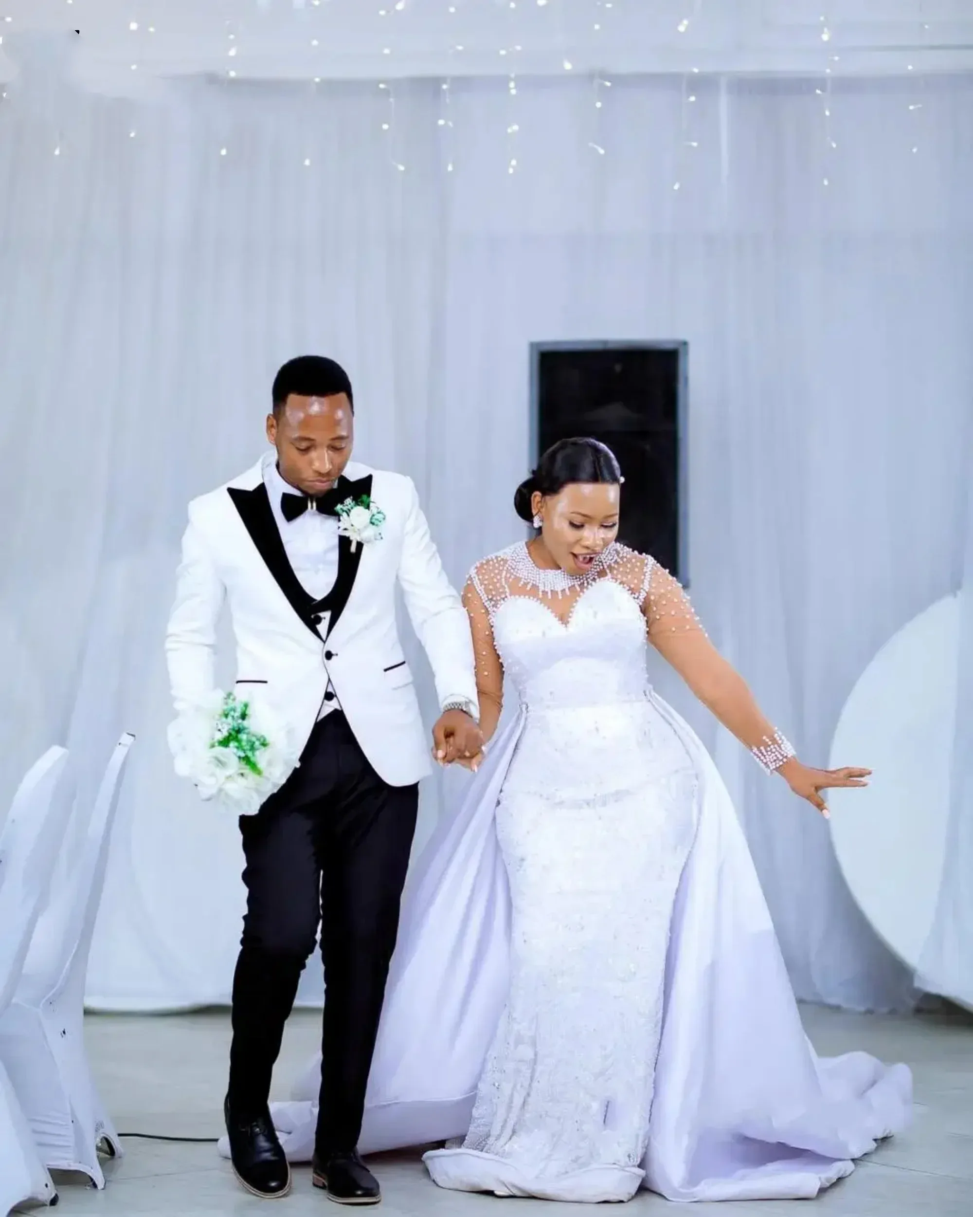 Customized African O Neck Shinny Pearls Beads Mermaid Wedding Dress for Woman Long Sleeves Bridal Gown with Removable Skirt