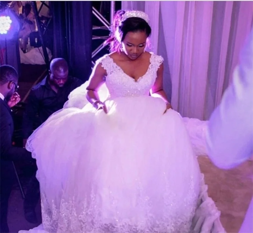 2023 New White Ball Gown Wedding Dresses Sleeveless Beading Gorgeous Lace Appliques V-Neck Sweep Train Plus Size Bridal Gowns