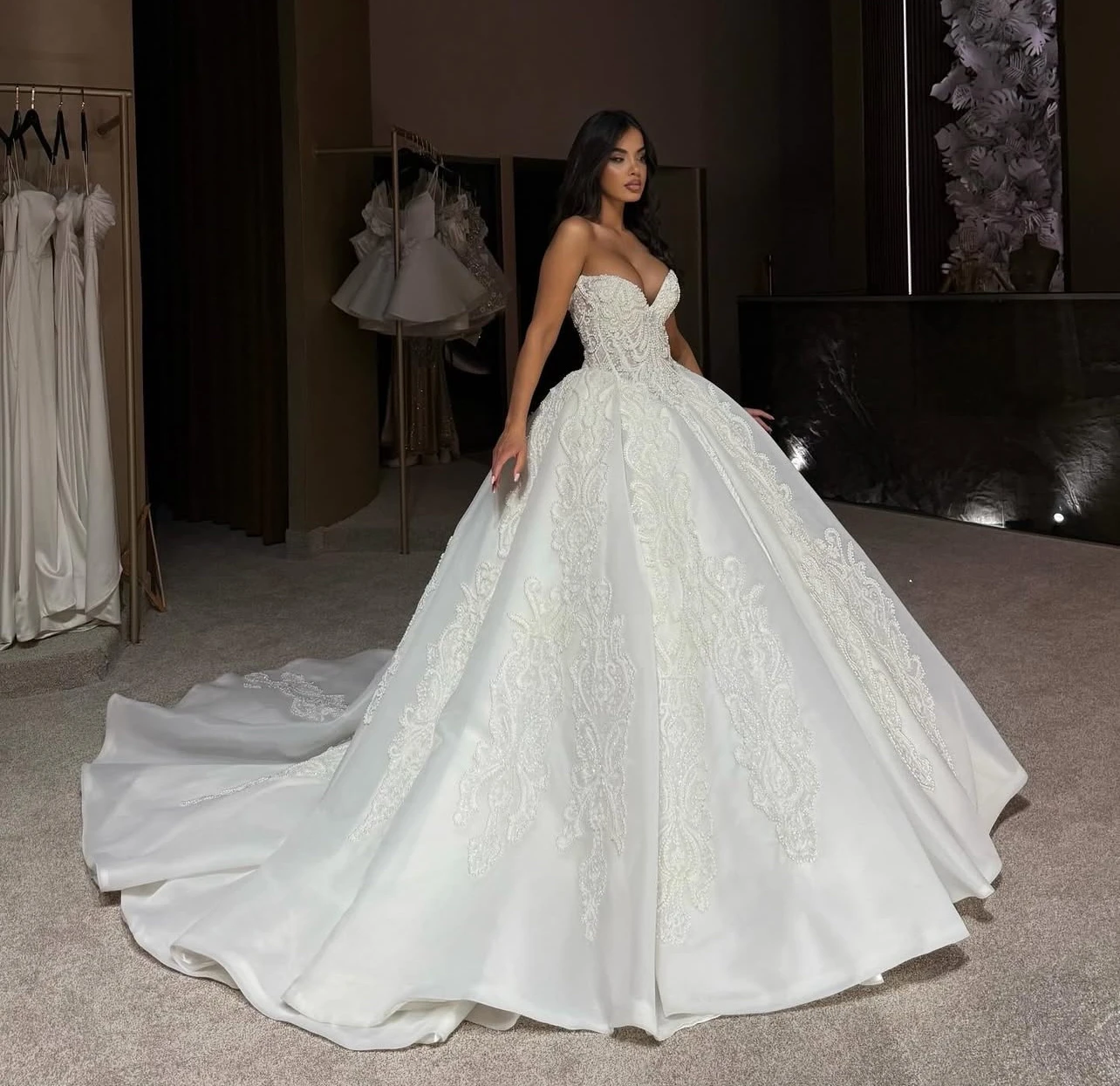 Customized Luxury Wedding dress, Sweetheart collar, Sleeveless puffy skirt, Retro ladies' Wedding dress. amanda novias