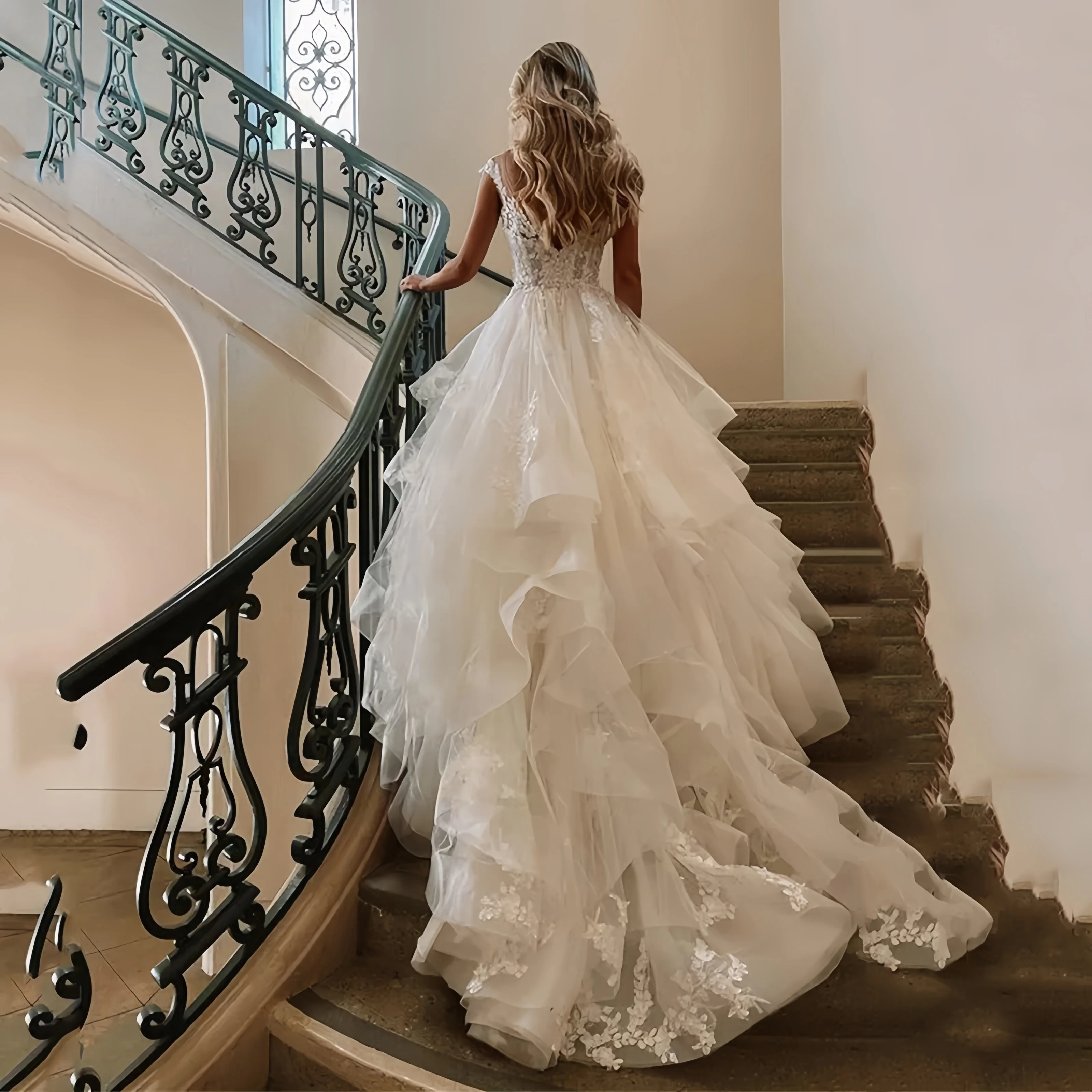 Customized Boho Tulle Wedding Dresses A Line Sleeveless Tiered Lace Appliques Bridal Gown Dress Floor Length Wedding Gowns