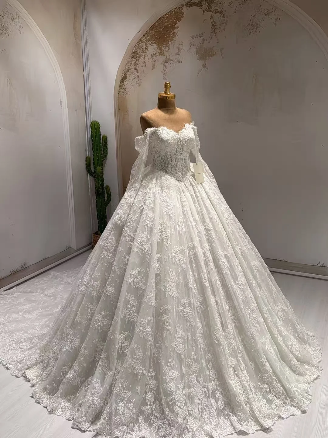 Elegant Lace Long Sleeves Wedding Dress Off Shoulder Princess Ball Gown Sweetheart Bridal Dress Long Train Vestido De Novia