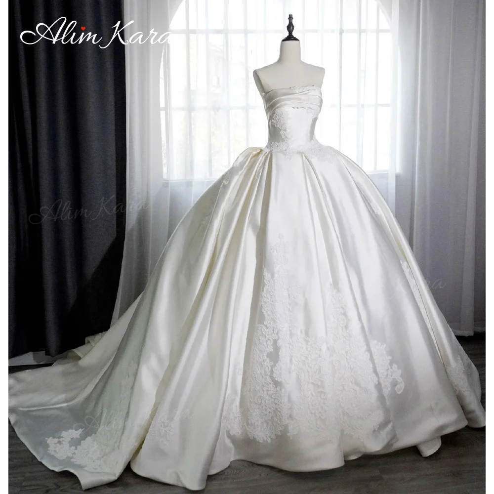 Appliques Satin Wedding Dress 2027 Vintage Strapless Ball Gown Bridal Princess Alim Kara XH300 Customized Party Vestido De Novia