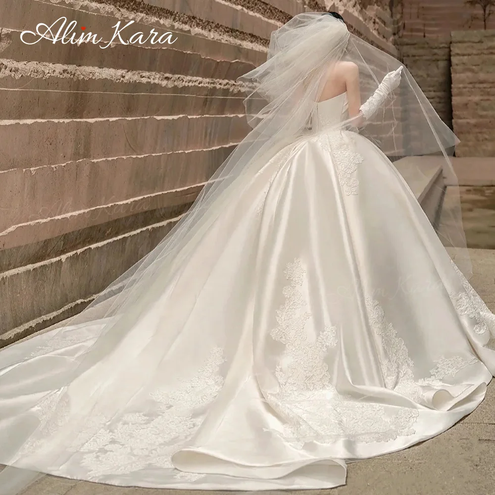 Appliques Satin Wedding Dress 2027 Vintage Strapless Ball Gown Bridal Princess Alim Kara XH300 Customized Party Vestido De Novia