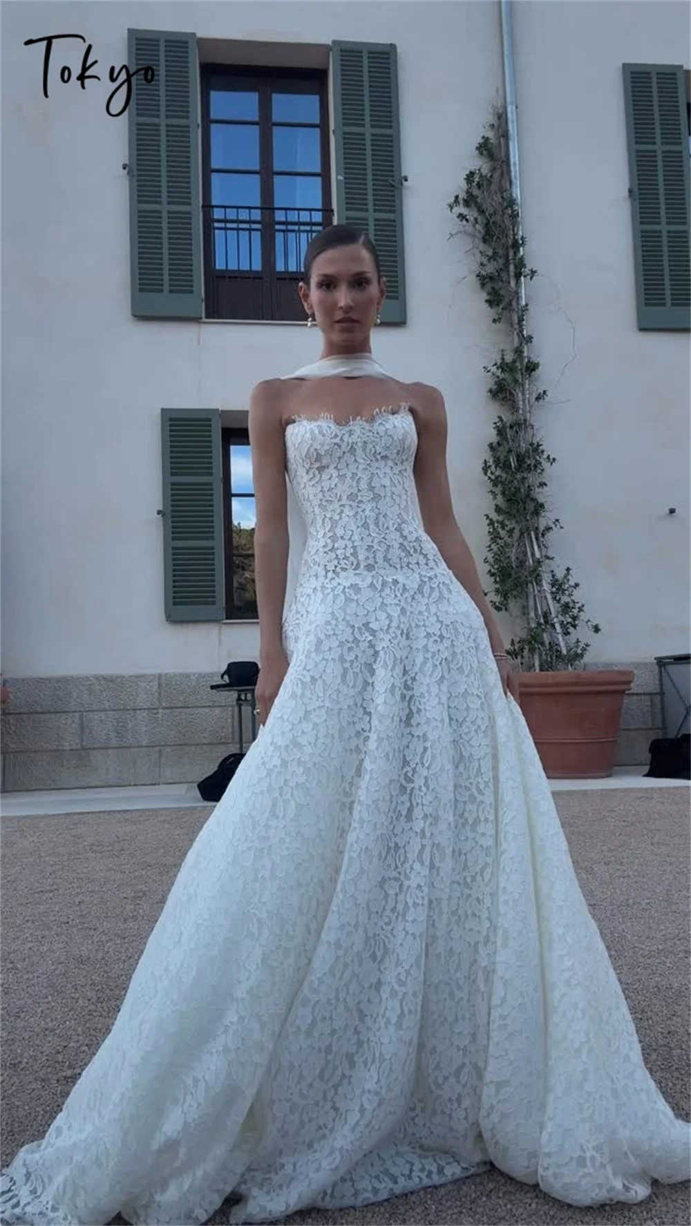 Tokyo Customized White A-Line Wedding Dresses Strapless Sleeveless Lace Flower Bridal Gowns Elegant Court Train Wedding Gowns