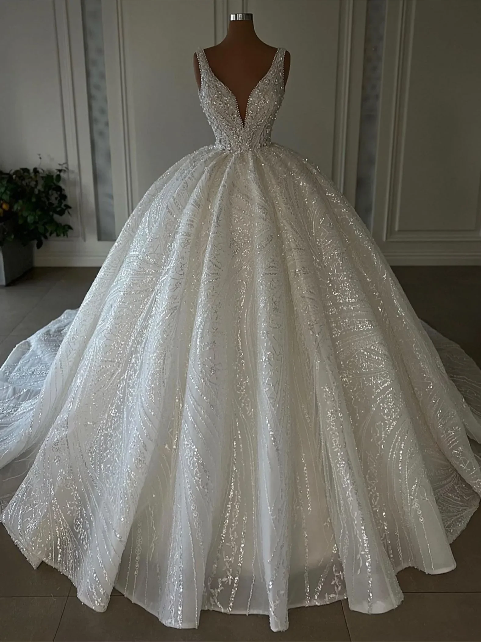 Luxury Sparkly Ball Gown Wedding Dress Tailored Beads V Neck Sleeveless Bridal Gowns Ruffles Sweep Train Bride Dresses