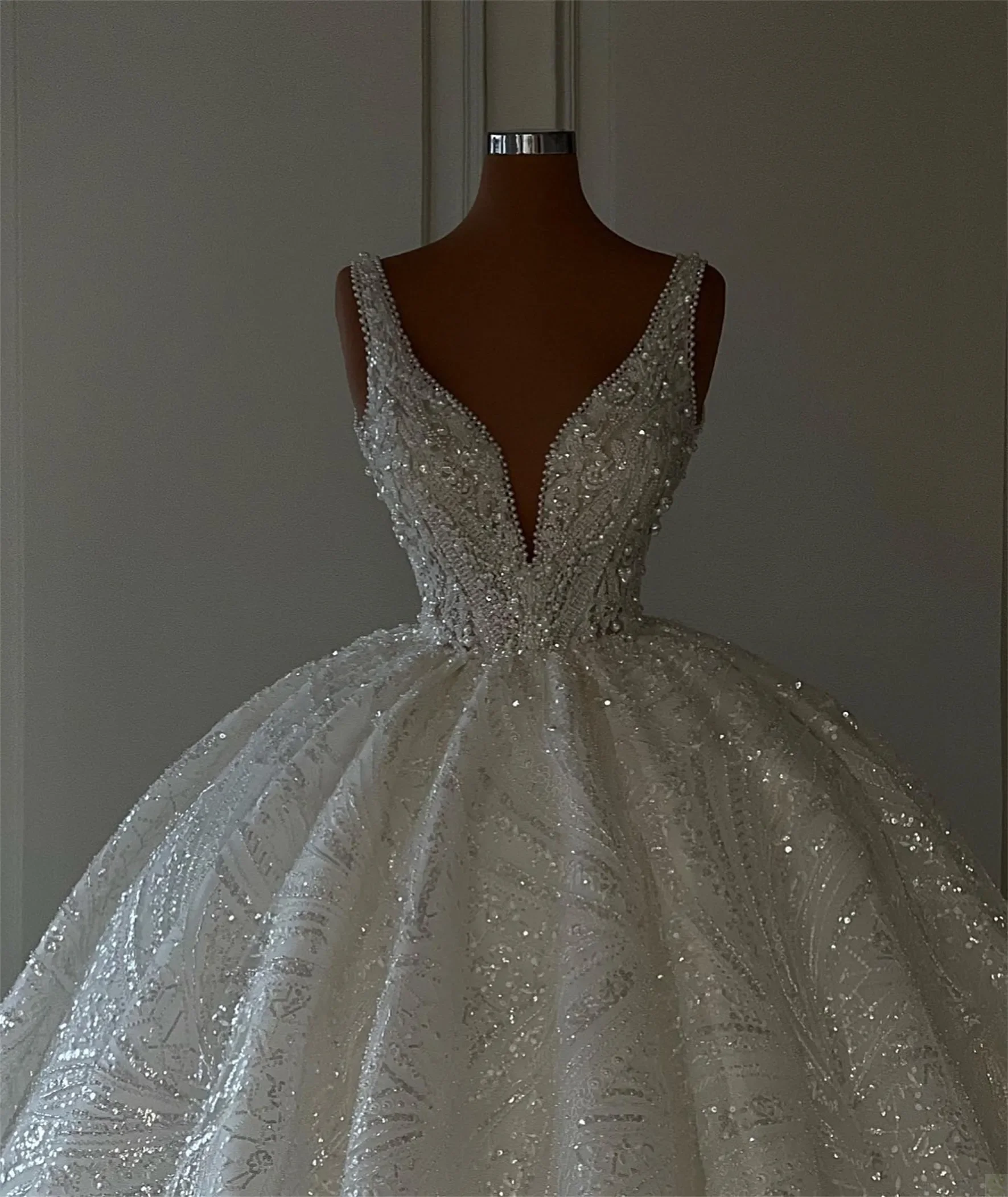 Luxury Sparkly Ball Gown Wedding Dress Tailored Beads V Neck Sleeveless Bridal Gowns Ruffles Sweep Train Bride Dresses