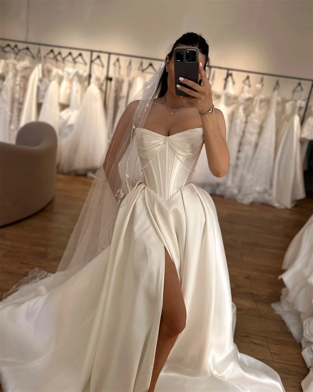 Tokyo Customized White Sweetheart Necklink Wedding Dress Sleeveless A-Line Court Train Bridal Gown Side High Split Wedding Gown