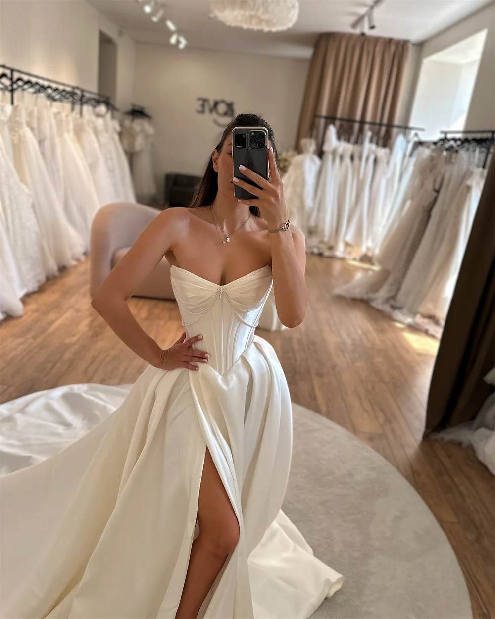 Tokyo Customized White Sweetheart Necklink Wedding Dress Sleeveless A-Line Court Train Bridal Gown Side High Split Wedding Gown