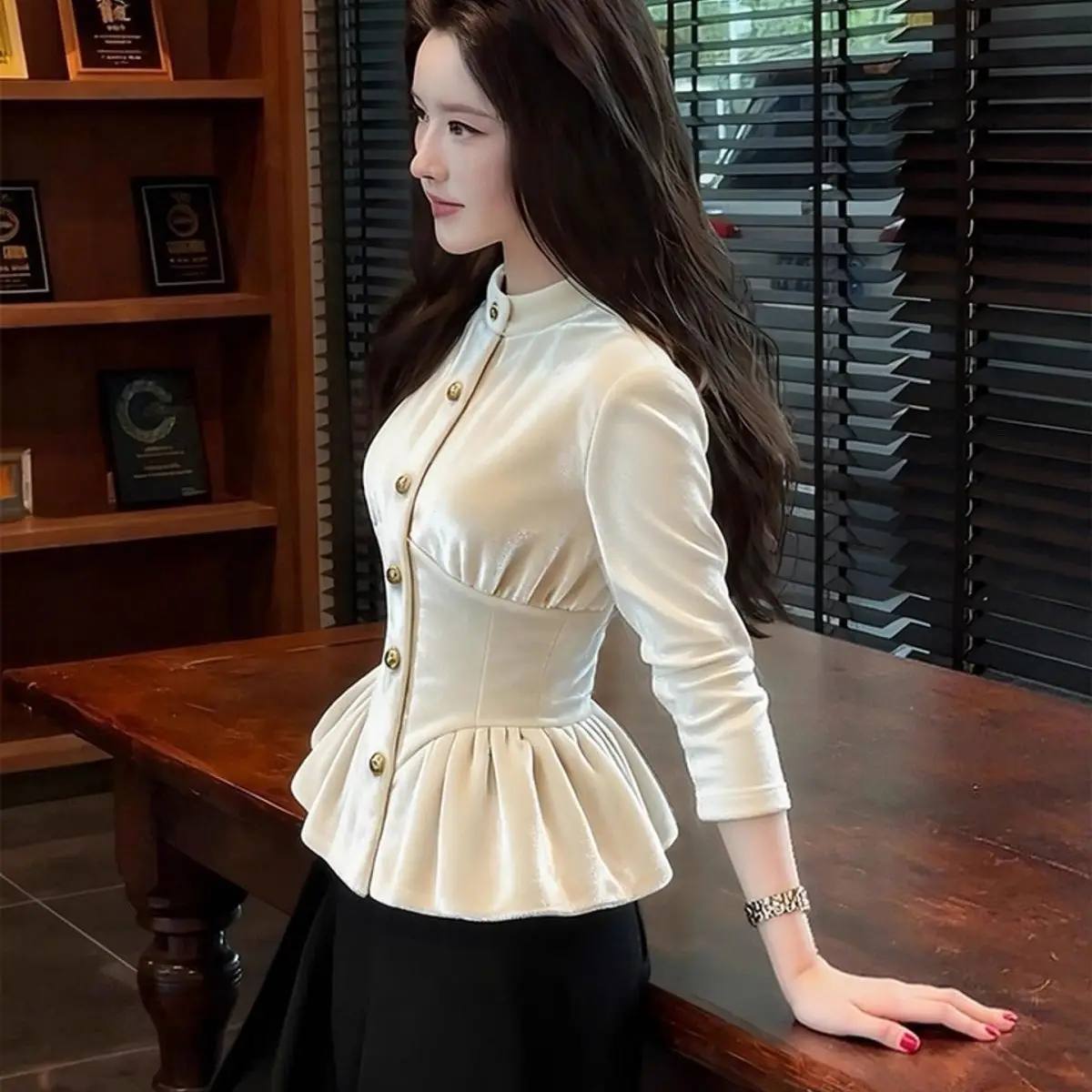 2025 new winter great-looking wear Korean atmosphere unique and beautiful niche white velvet top women