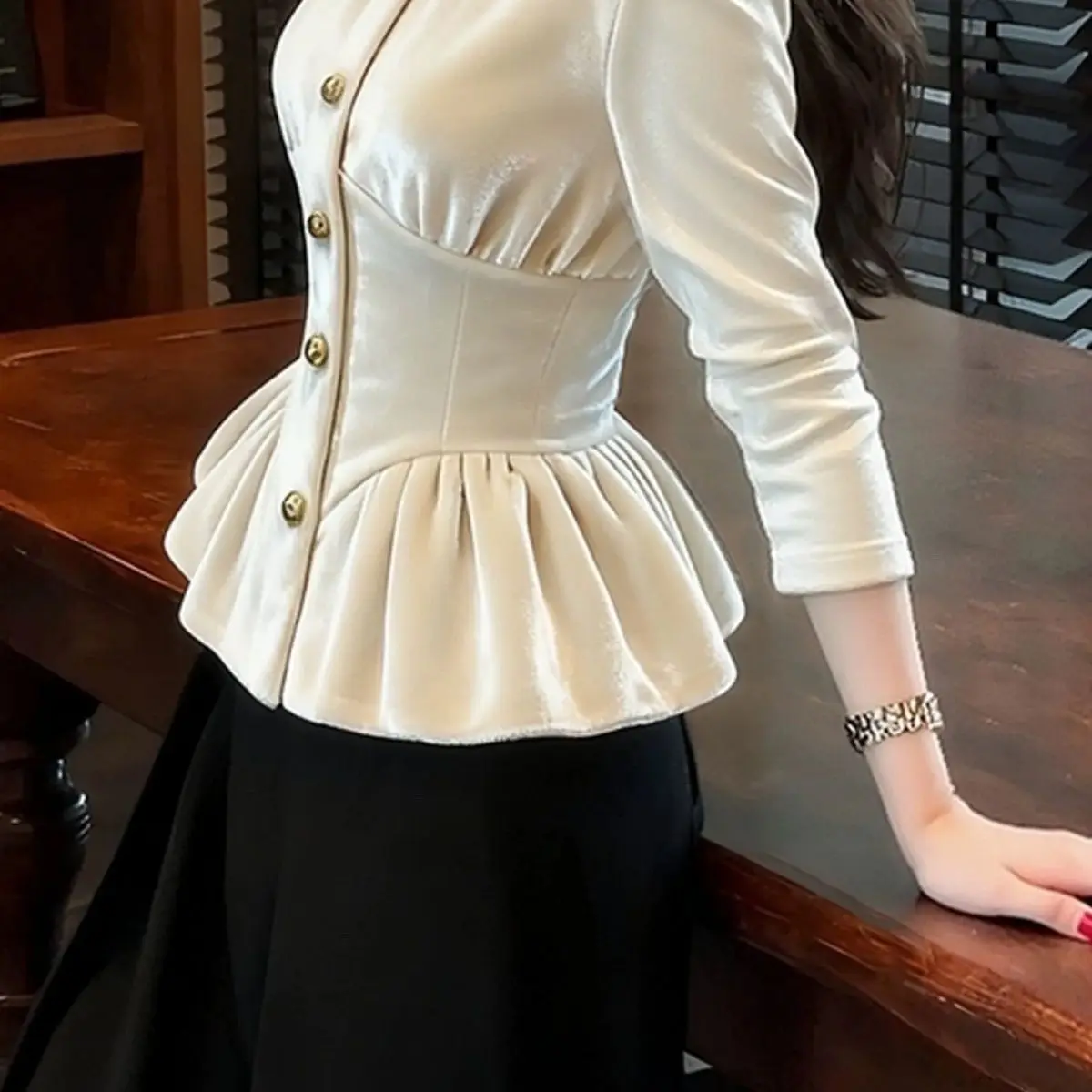 2025 new winter great-looking wear Korean atmosphere unique and beautiful niche white velvet top women