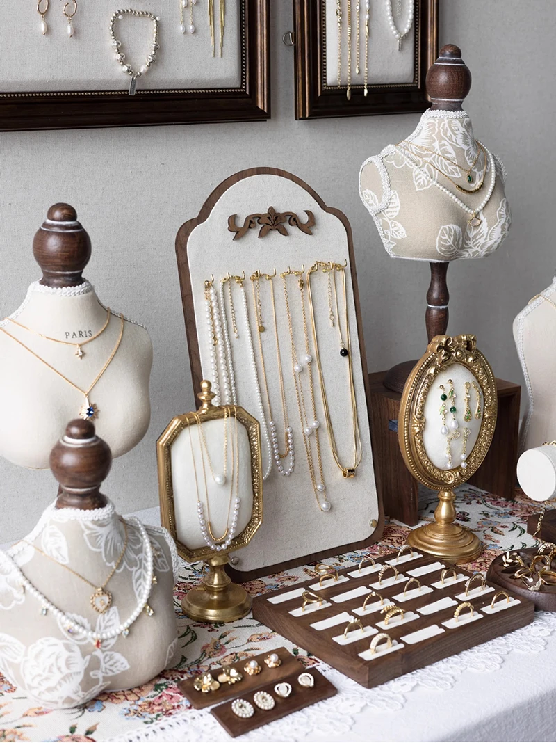 Luxury Necklace Display Portrait Model Wooden Window Jewelry Displays Rack Counter Bracelet Ring Organizer Display Props