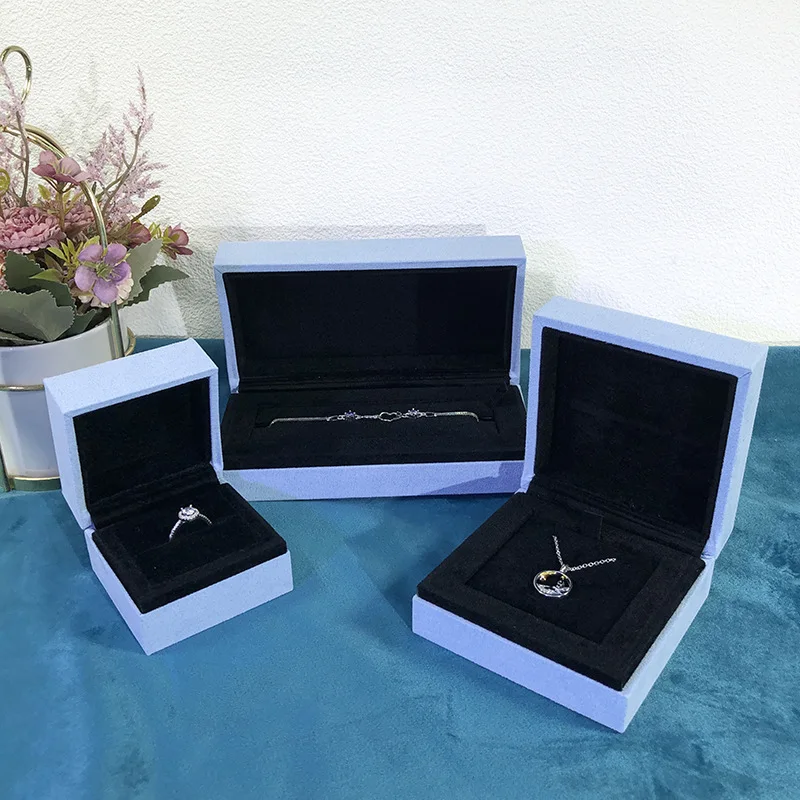 Customization Logo Fashionable Grass Green Faux Fur Clover Jewelry Case Jewelry Packaging Box for Necklace Bracelet Earring Gift