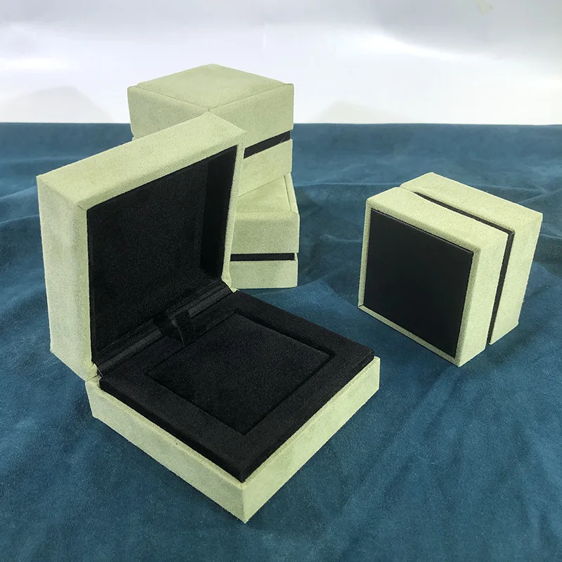 Customization Logo Fashionable Grass Green Faux Fur Clover Jewelry Case Jewelry Packaging Box for Necklace Bracelet Earring Gift