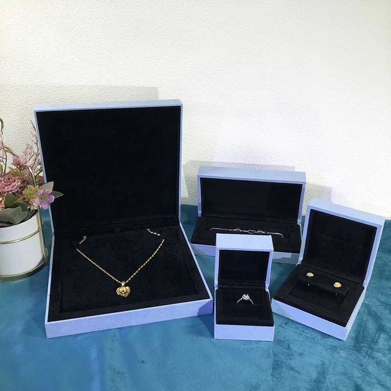Customization Logo Fashionable Grass Green Faux Fur Clover Jewelry Case Jewelry Packaging Box for Necklace Bracelet Earring Gift