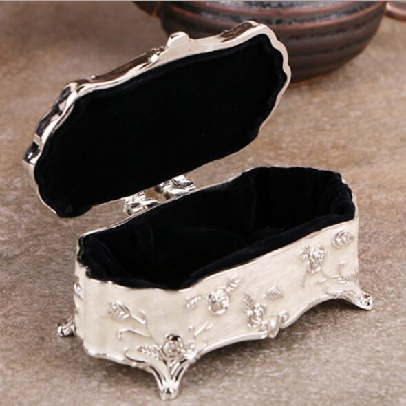 Small Size Vintage Jewellery Case Fashion Jewelry Box White Enamel Zinc-alloy Metal Trinket Box Flower Carved Toothpick storage