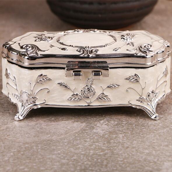 Small Size Vintage Jewellery Case Fashion Jewelry Box White Enamel Zinc-alloy Metal Trinket Box Flower Carved Toothpick storage