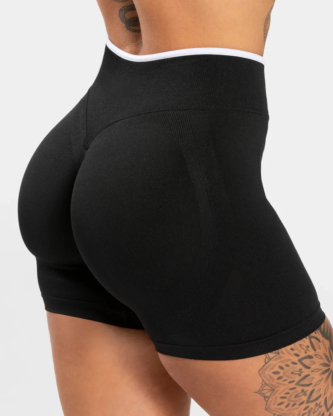 Women's Seamless Gym Color Blocking Sports Shorts High Elastic Tight High Waist Hip Lifting Yoga Pants Running Sports Shorts