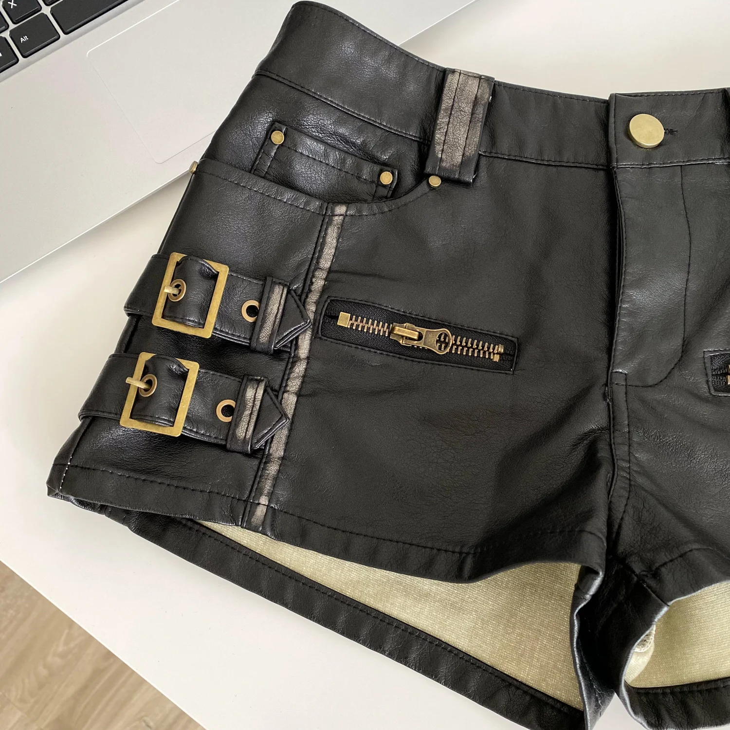 SINGREINY Hot Girl PU Leathers Shorts High Waist Buckle Zipper Design Super Shorts 2025 Autumn Ladies Vintage Streetwear Shorts