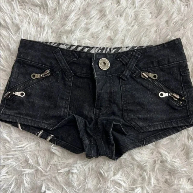 Sweetheart Vintage Y2K Zipper Pocket Denim Shorts Women Black Low Rise Distressed Jeans Flag Patch Chain Frayed Edges Streetwear