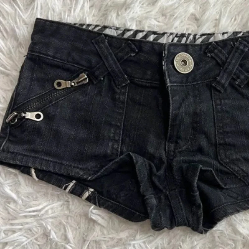 Sweetheart Vintage Y2K Zipper Pocket Denim Shorts Women Black Low Rise Distressed Jeans Flag Patch Chain Frayed Edges Streetwear