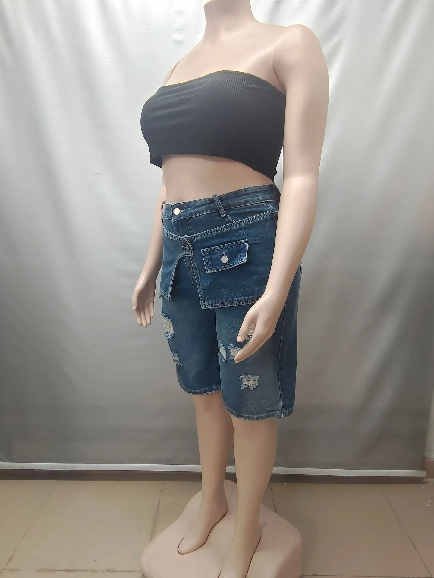 Women's High Waist Distressed Ripped Loose Fit Casual Denim Shorts with Frayed Hem Washed Look Summer Streetwear Bottoms