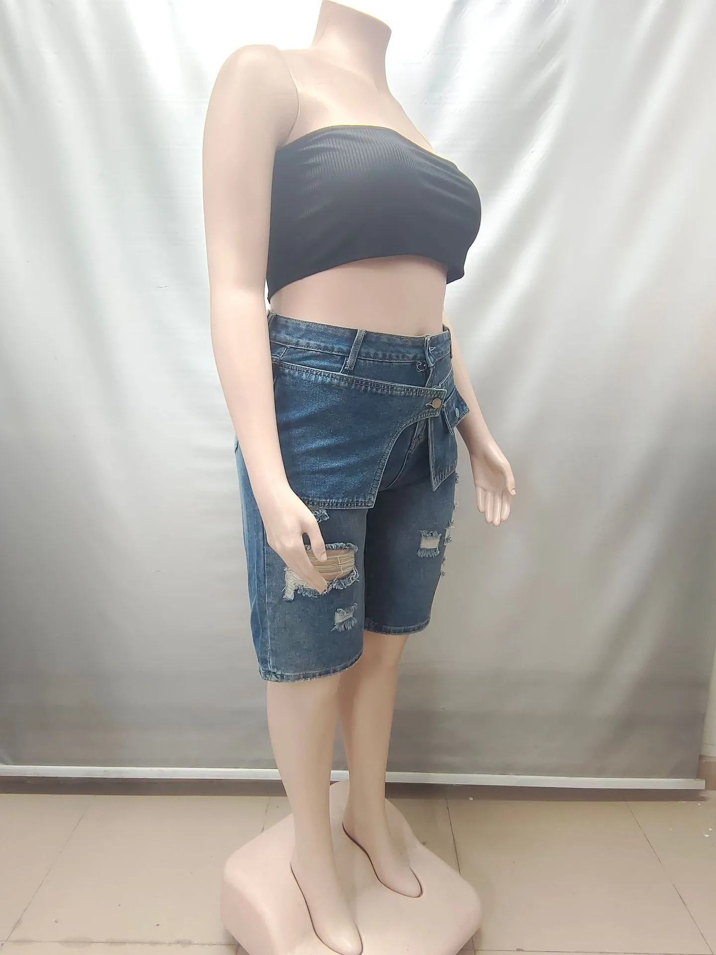 Women's High Waist Distressed Ripped Loose Fit Casual Denim Shorts with Frayed Hem Washed Look Summer Streetwear Bottoms