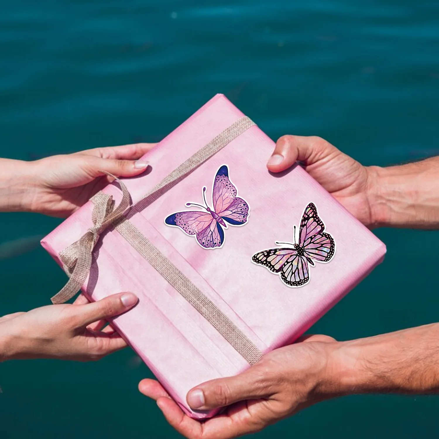 500Pcs /1 Rolls 2.5cm/1inch Butterfly Flower Shaped Sticker Decoration Gift Box Sticker Label Stationery Sticker