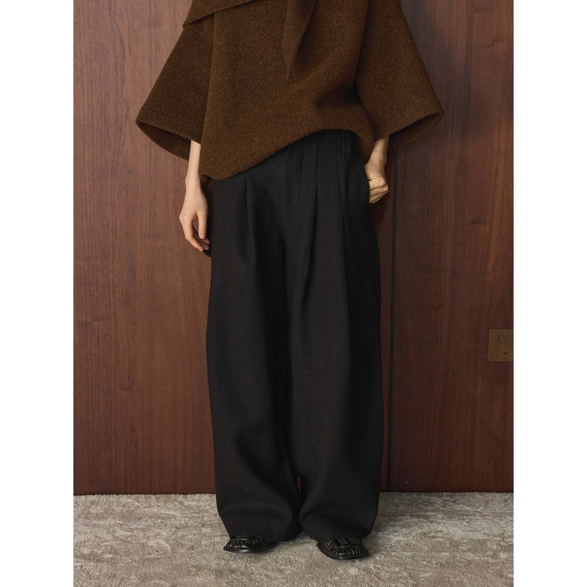 LANMREM 2025 Winter New Korean Fashion Woolen Pleated Wool Trousers Loose Slimming Warm Long Pants For Women