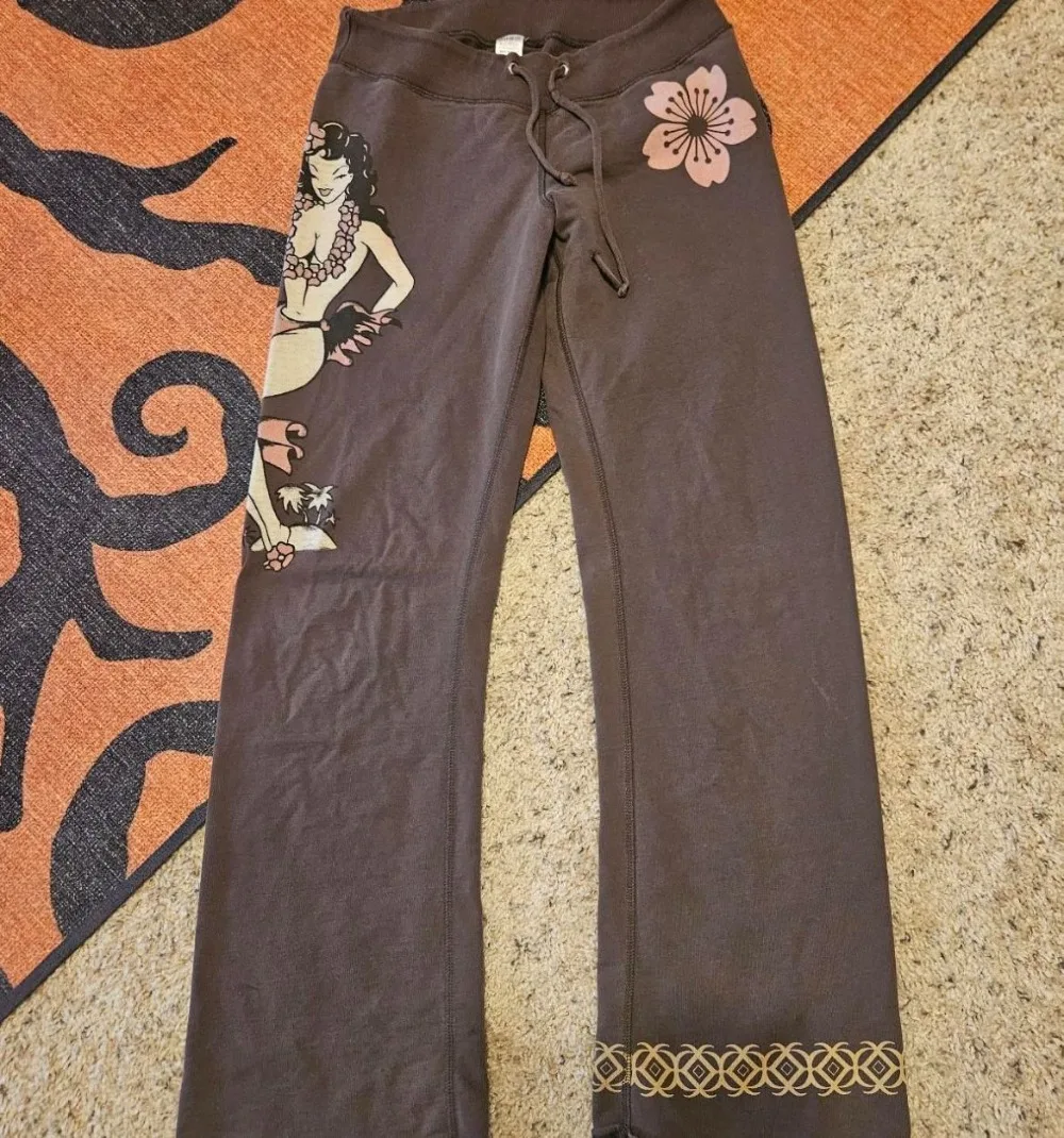 Y2K Brown Low Rise Casual Sweatpants Women Gothic Retro Cherry Blossom Graphic Print Elastic Waist Trousers Straight Leg Pants