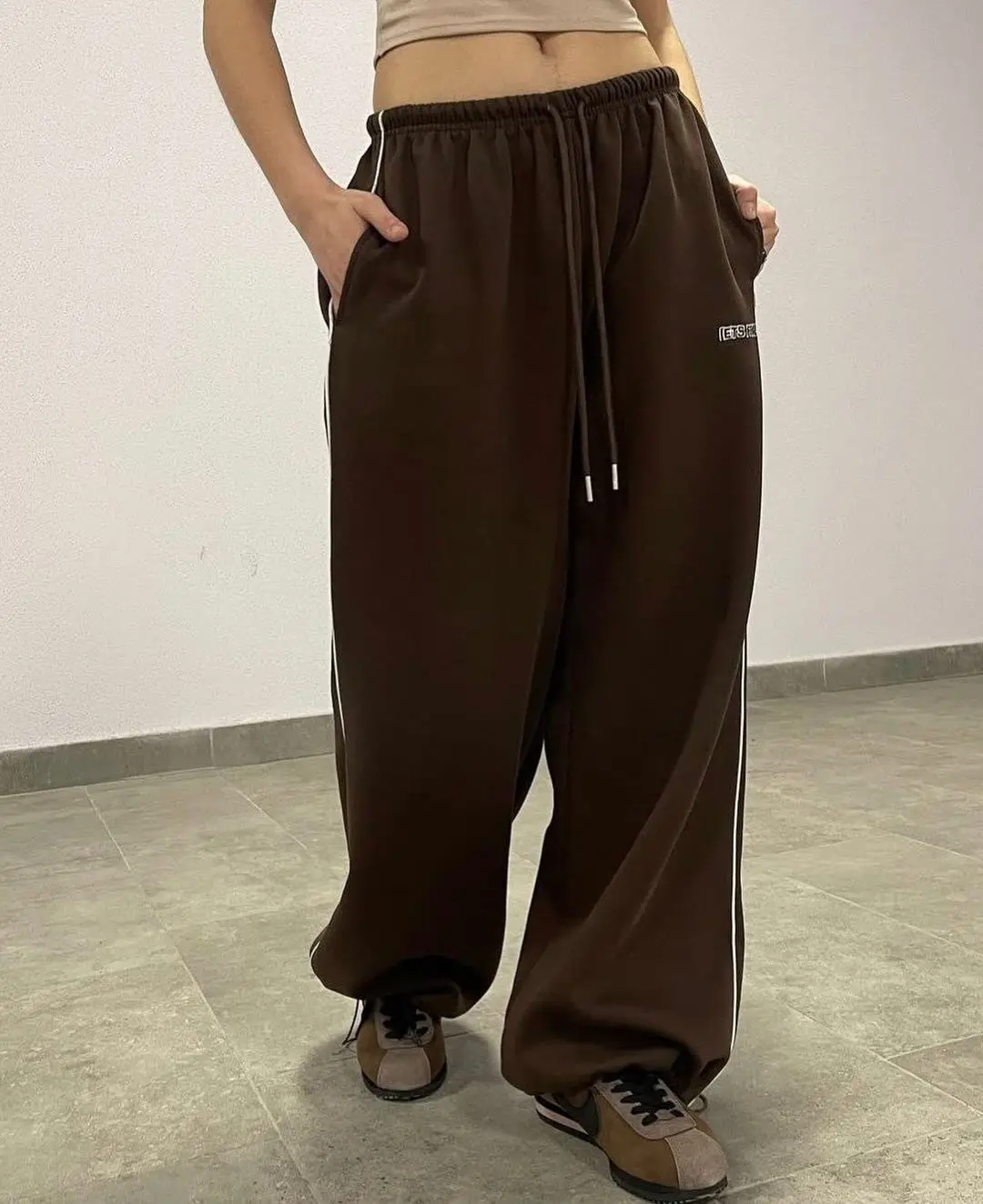Spring wide leg sports pants, loose straight leg casual pants, comfortable stripes, trendy prints for men and women