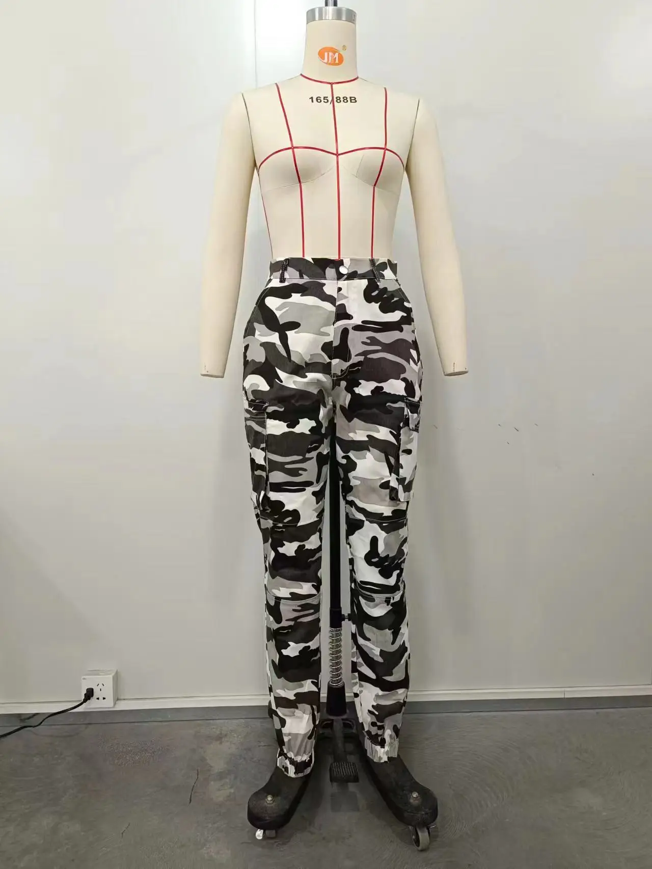CM.YAYA Women’s Camouflage Printed Slim Cargo Pants 2024 Spring/Summer Pocket Jogger Street Fashion Safari Trousers