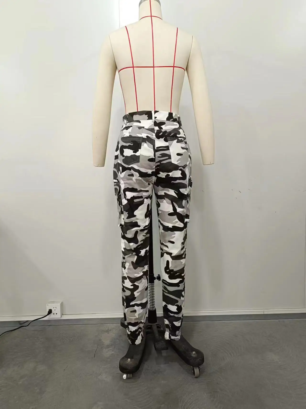 CM.YAYA Women’s Camouflage Printed Slim Cargo Pants 2024 Spring/Summer Pocket Jogger Street Fashion Safari Trousers