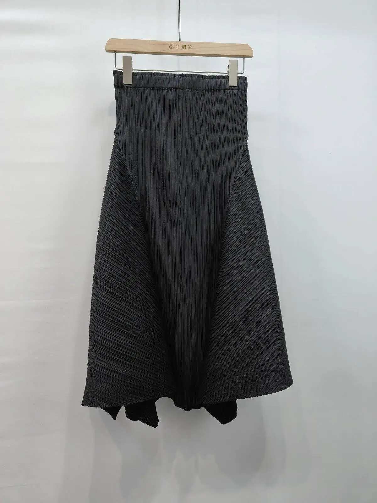 LANMREM 2025 New Irregular Splicing Solid Color Pleated Half Skirt Fashionable Slimming Elastic High Waist A-line Skirts 2DB2852