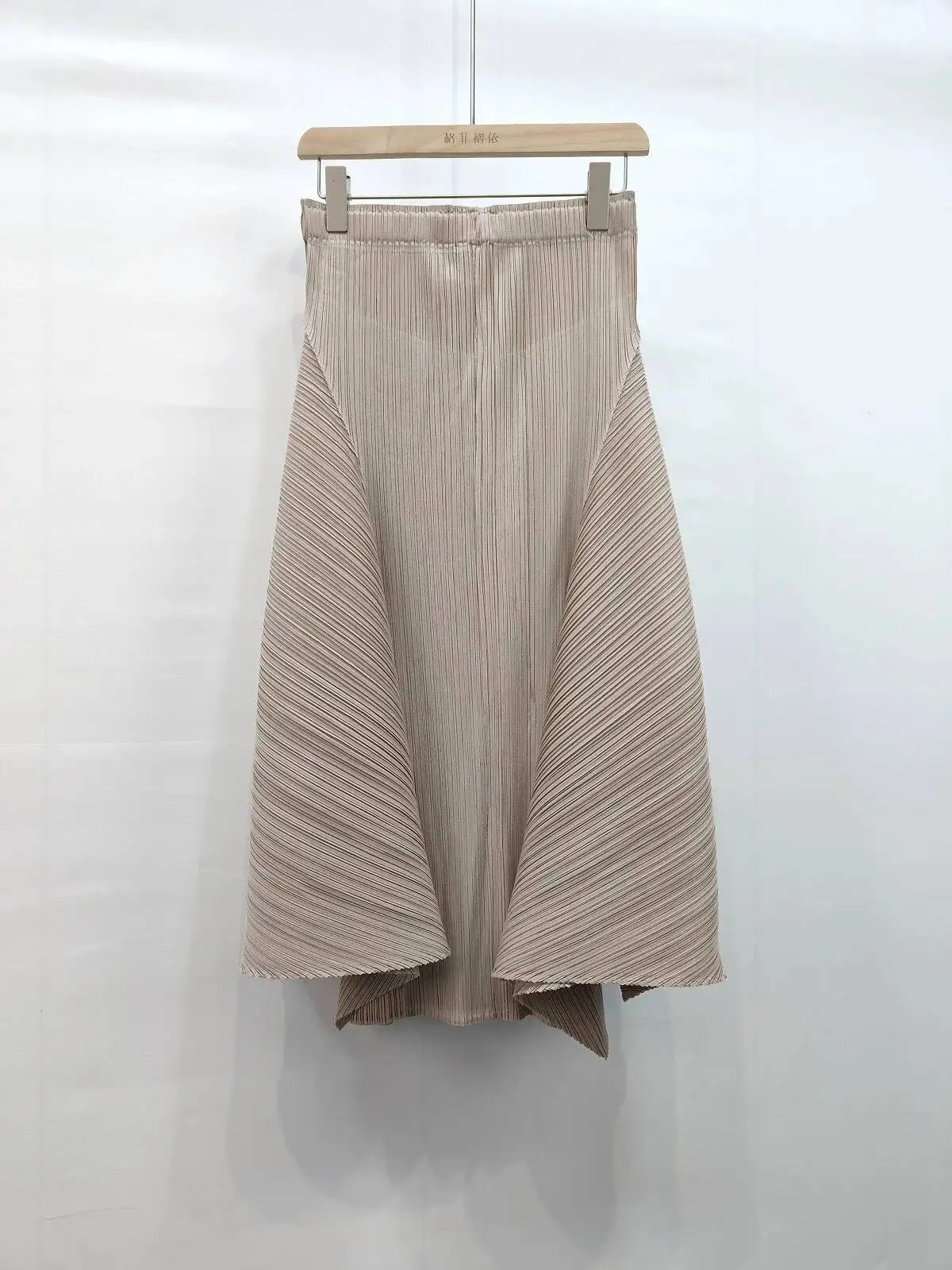 LANMREM 2025 New Irregular Splicing Solid Color Pleated Half Skirt Fashionable Slimming Elastic High Waist A-line Skirts 2DB2852